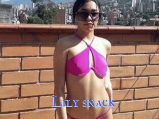 Lily_snack